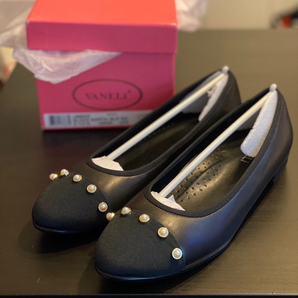 NWT VANELI Pearl Stud Round Toe Flats Size 9.5N